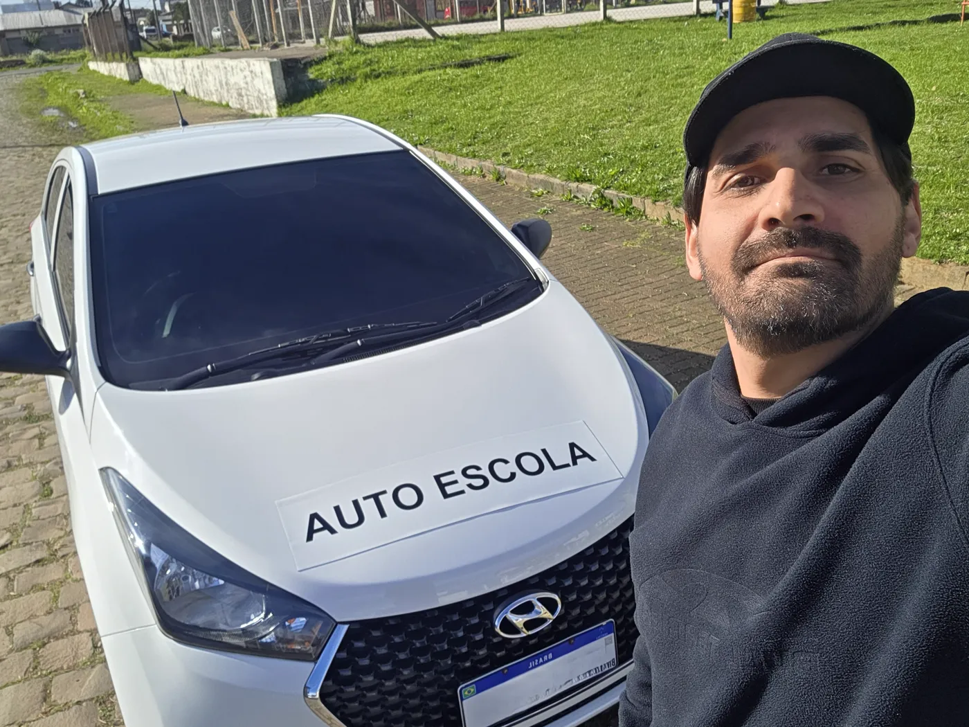 Instrutor Rossano com o carro de aula